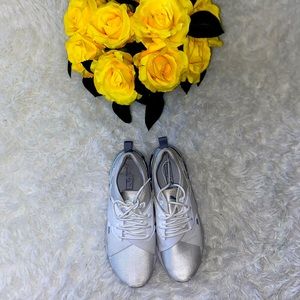 White and Gray Pumas